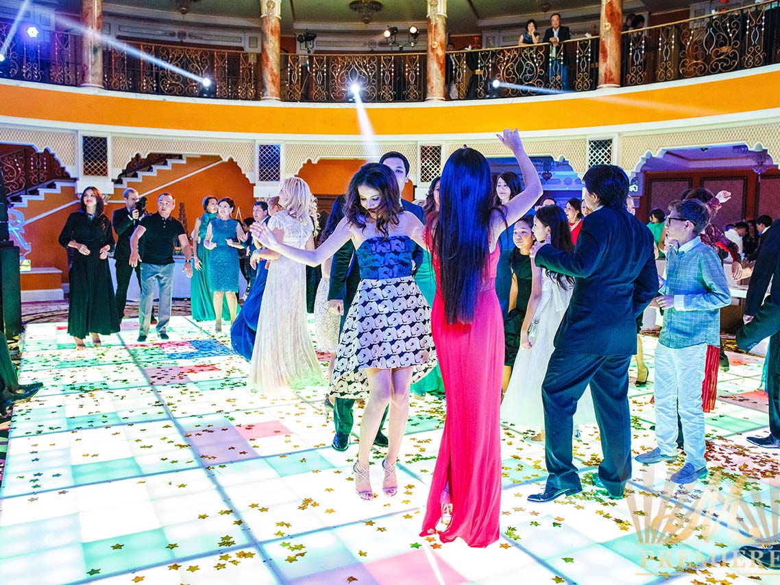 Dancing Floor Arrangements